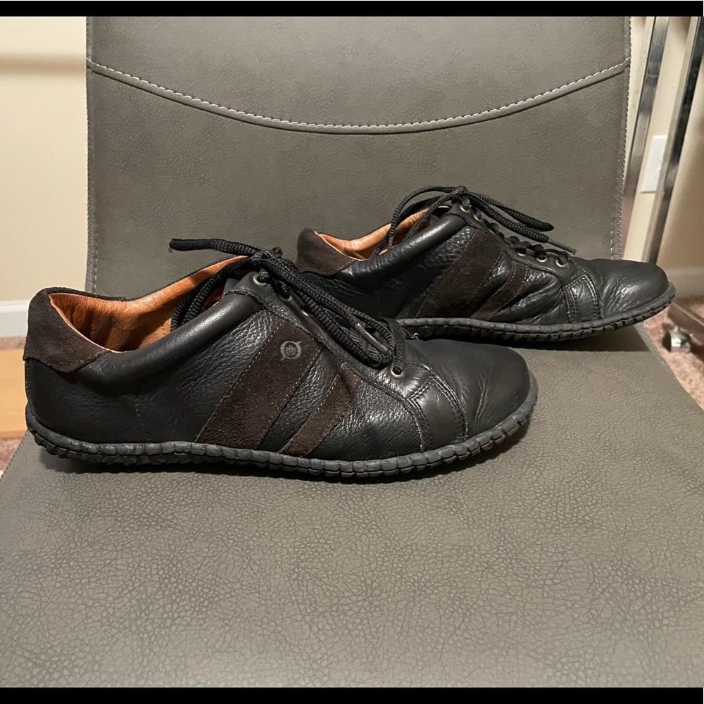 Used black leather shoes (Born) size 9